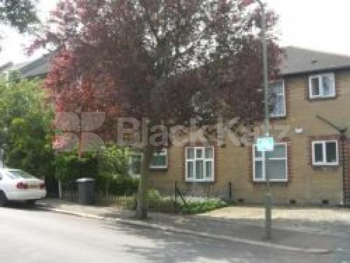 			LOVELY LOCATION!!!, 2 Bedroom, 1 bath, 1 reception Flat			 Trinity Road, EAST FINCHLEY N2